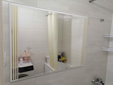 Установлено большое зеркало в ванной комнате. Закреплено на стене с плиткой, выровнено по горизонтали, надежно зафиксировано. Завершено оформление интерьера, добавлена визуальная глубина.