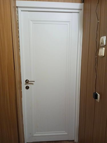 Установлена новая створка, закреплена коробка, врезаны петли, зафиксирована ручка, выполнена регулировка, обеспечена плавность закрывания, проведена отделка откосов, устранены зазоры.