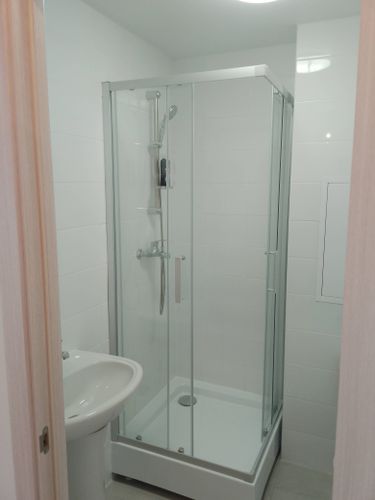 Проведена установка водонагревателя: подключены трубы, закреплено оборудование, проверена герметичность соединений, настроена система подачи воды, обеспечена безопасность эксплуатации.