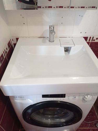 Установлен зеркальный шкаф: закреплены крепления, выровнена конструкция, проверена надежность фиксации. Все работы завершены, обеспечена безопасность и устойчивость.