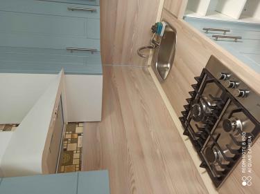 На изображении показана кухня с аккуратно подогнанными фасадами, которые были профессионально распилены и установлены. Все элементы гармонично сочетаются, создавая стильный и функциональный интерьер.