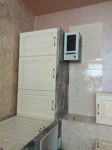 Установлена новая столешница из ДСП, подогнана по размерам, закреплена на шкафах, выполнены вырезы под мойку и плиту, обработаны стыки герметиком для защиты от влаги.