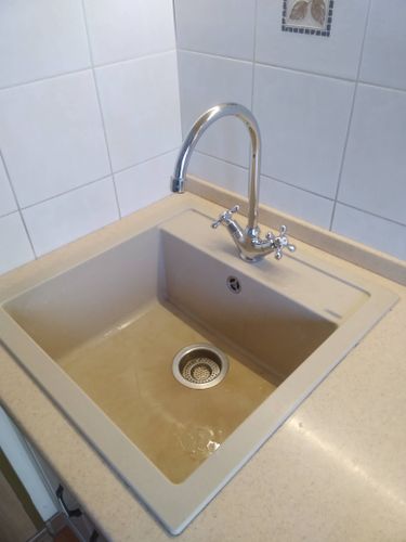 Установлен новый кран, снят старый, проверена герметичность соединений, восстановлено водоснабжение, очищено место работы, проверена функциональность системы.