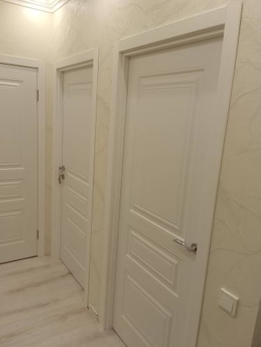 Установлен замок в дверь. Выполнено сверление, вырезание паза, закрепление механизма, монтаж ручки. Проверена работоспособность, обеспечена плавность закрытия.