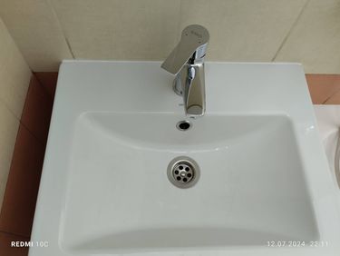 На стене ванной комнаты установлен зеркальный шкаф. Проведены замеры, просверлены отверстия, закреплены крепежи, шкаф надежно зафиксирован. Проверена устойчивость и ровность.