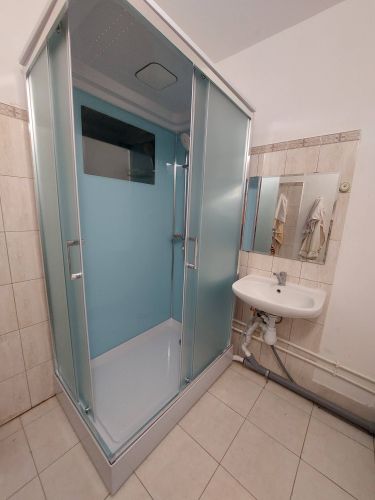 Выполнен демонтаж старой ванны, установлена новая душевая кабина. Обновлены коммуникации, заменены плитка и сантехника, обеспечена герметичность и функциональность пространства.