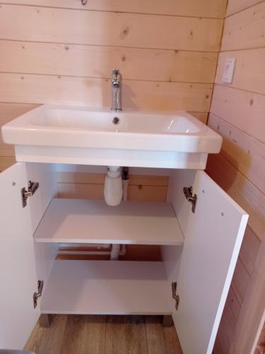 Установлен новый кран на кухне, подключены трубы, проверена герметичность соединений, обеспечена надежная фиксация. Работы завершены, система функционирует без протечек.