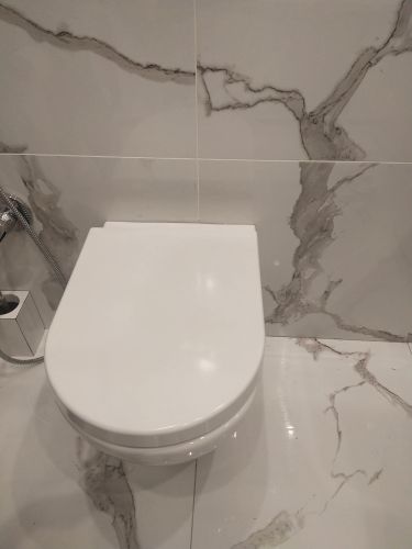 Установлено современное сантехническое оборудование, закреплено на стене, подключены коммуникации, обеспечена надежная фиксация, проведены испытания на герметичность, завершена отделка.