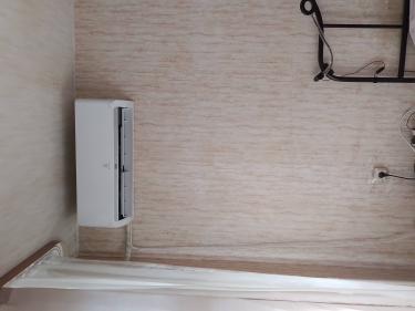 Изображение показывает кондиционер после чистки фильтров, проверки дренажной системы, осмотра электроники и тестирования функциональности. Работы завершены, устройство готово к эксплуатации.