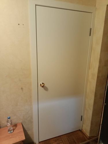 Установлена новая деревянная створка, закреплены петли, врезана ручка, отрегулированы зазоры, обеспечена плавная работа, выполнена отделка коробки, проверена функциональность.