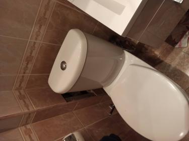 Проведена установка новой системы слива в бачке унитаза, заменены все внутренние детали для обеспечения исправной работы и предотвращения протечек.