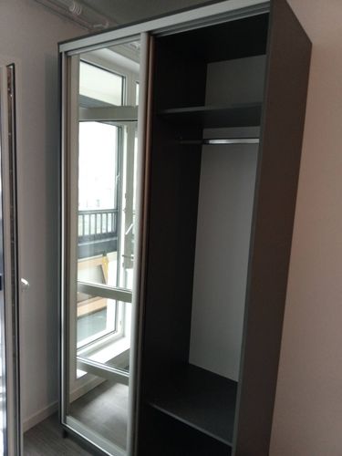 Собран корпус, установлены полки, закреплены направляющие, смонтированы двери с зеркалами, проверена плавность хода, отрегулированы механизмы, обеспечена устойчивость конструкции.