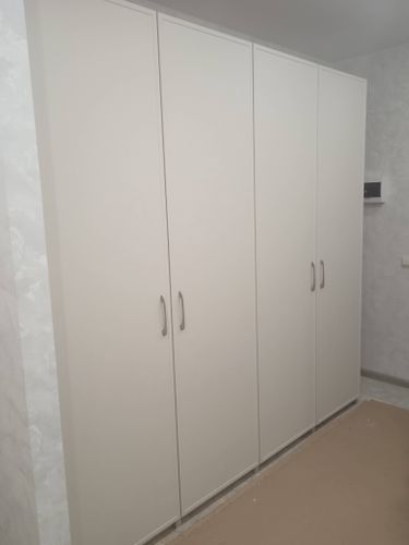 На стене закреплена небольшая полка, выполнена установка с использованием крепежей, обеспечена надежность и устойчивость конструкции, завершено оформление интерьера.