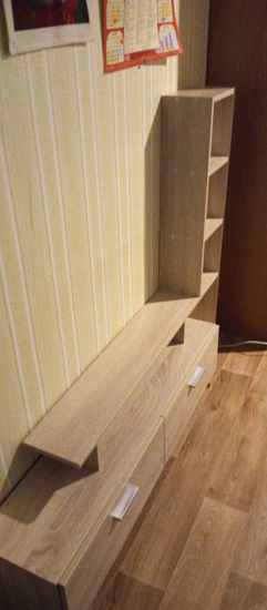 Собран мебельный элемент с ящиками, установлены направляющие, закреплены ручки. Все детали соединены, конструкция устойчива, готова к использованию.