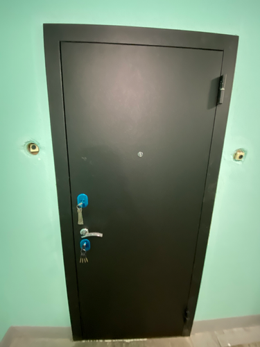 Установлена металлическая дверь с защитными свойствами. Проведены работы по закреплению конструкции в проеме, проверена функциональность замков и петель, обеспечена герметичность и устойчивость.