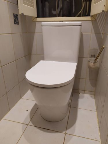 Новый сантехнический прибор установлен, подключены коммуникации, герметизация выполнена, проверена функциональность, завершены отделочные работы, уборка проведена.