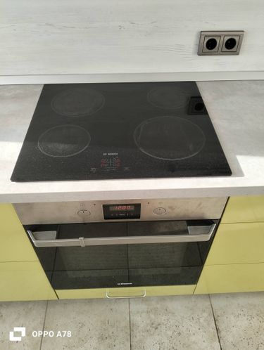 Проведена установка устройства для измельчения отходов: подключение к водопроводу, электричеству, проверка работы, герметизация соединений, настройка оборудования, тестирование функциональности.