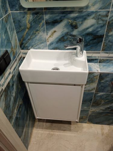 Зеркало надежно закреплено на стене ванной комнаты, выровнено по уровню. Использованы крепежные элементы, обеспечивающие устойчивость и безопасность. Завершено аккуратно и профессионально.