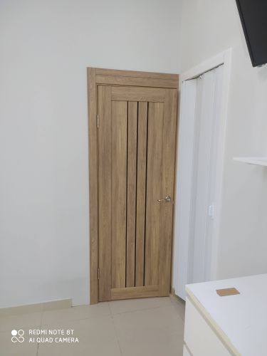 Установлены дополнительные элементы на дверной проем, обеспечивая завершенный вид и гармонию с интерьером. Декоративные панели аккуратно закреплены, создавая стильный и аккуратный внешний вид.