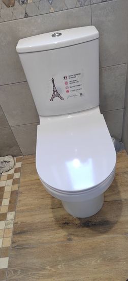 Установлен новый бачок, произведено подключение к водопроводу, проверена герметичность соединений, выполнена настройка механизма слива, обеспечена надежная фиксация на унитазе.