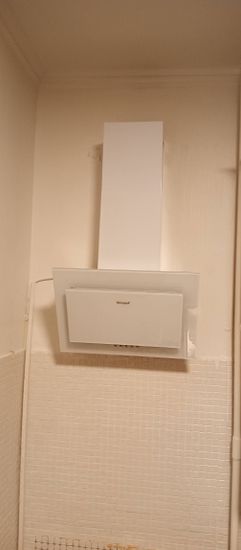 Проведены работы по монтажу кухонного устройства. Закреплено оборудование, подключена вентиляция, проверена работоспособность. Устройство аккуратно интегрировано в интерьер.