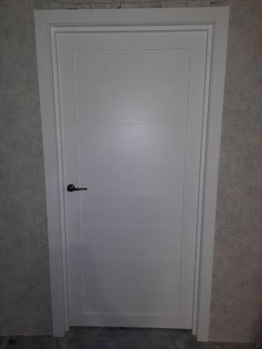 Установлена новая межкомнатная дверь с одной створкой, выполнена регулировка петель, закреплён наличник, врезана ручка, произведена проверка функционирования.
