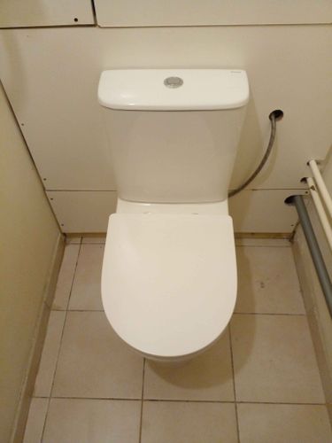 Установлено новое сантехническое оборудование, подключено к водопроводу и канализации, проверена герметичность соединений, закреплено на полу, выполнена регулировка сливного механизма.