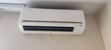 Проведена очистка фильтров, устранение загрязнений, дезинфекция внутренних элементов, проверка дренажной системы, восстановление работоспособности устройства.