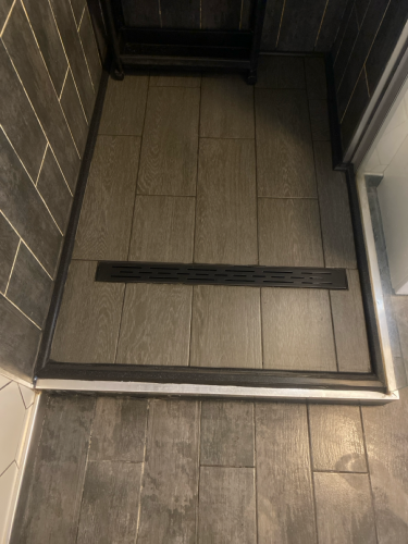 Устройство двухкомпонентной затирки в межплиточных швах