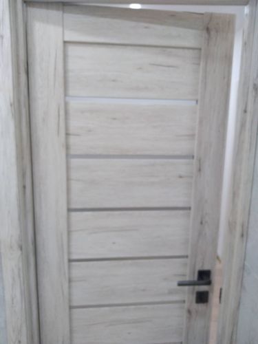 Установлена новая створка, закреплены петли, врезан замок, отрегулирована фурнитура, выполнена подгонка по уровню, обеспечена плавность хода, завершена отделка наличниками.