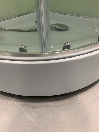 Установлена конструкция с поддоном, закреплены стеклянные панели, подключены водопроводные шланги, герметизация швов, проверка герметичности, монтаж дверей, настройка фурнитуры, завершение работ.