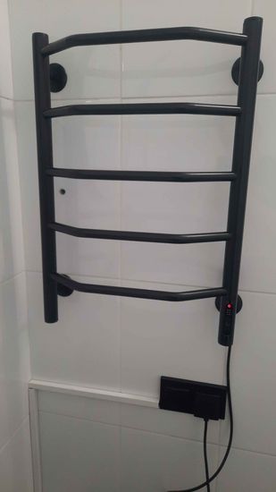 Установлено устройство на стену, подключено к электросети, закреплено надежно, проверена работа, обеспечена безопасность, выполнена настройка, протестировано функционирование.