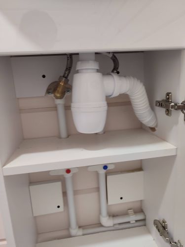 Установлен новый сливной механизм, заменены прокладки, устранены протечки, отрегулирована подача воды, проверена герметичность соединений, обновлены крепления, очищены поверхности.