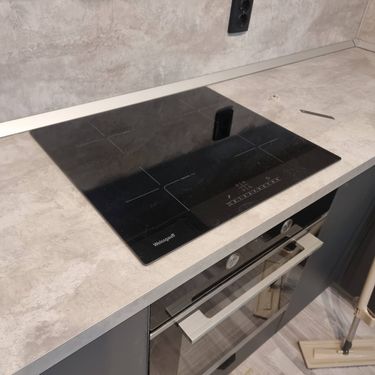 Удаление кухонного прибора завершено: отключены коммуникации, извлечено устройство, очищено пространство, подготовлено место для нового оборудования.