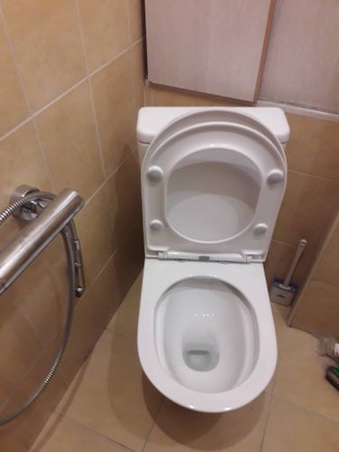 Установлен новый унитаз, подключен к водопроводу и канализации, проверена герметичность соединений, закреплен на полу, смонтирован бачок, выполнена регулировка сливного механизма, проведена уборка.