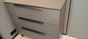 Собран корпус, установлены ящики, прикреплены ручки, закреплены ножки, проверена устойчивость, отрегулированы направляющие, обеспечена плавность выдвижения, завершена сборка.