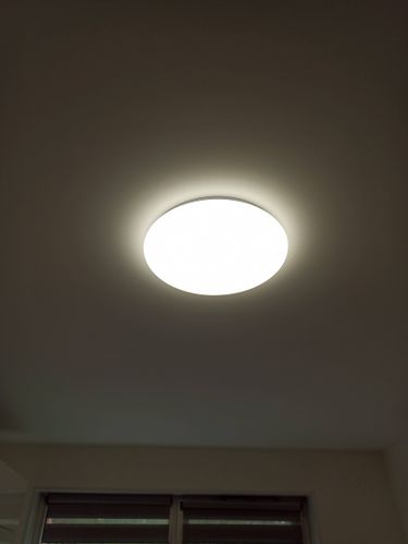 Установлено новое потолочное освещение, подключено к электросети, проверена работоспособность, закреплено надежно, обеспечено равномерное свечение, завершено без дефектов.