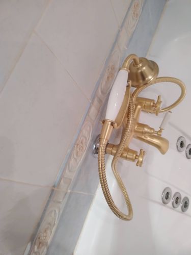 Выполнена замена изношенной кранбуксы на новую, обеспечив герметичность и плавность работы смесителя. Устранены протечки, восстановлена функциональность водопровода.