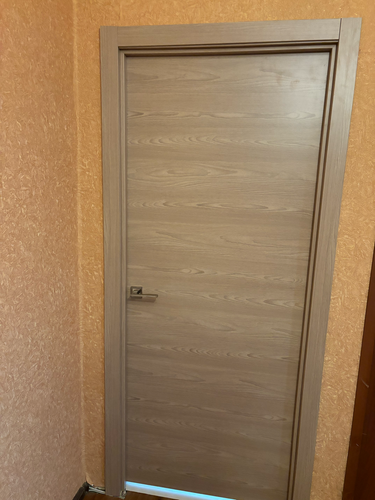 Установлена новая деревянная створка, закреплена рама, врезаны петли, прикреплена ручка, отрегулировано полотно, обеспечена плавность закрывания, завершена отделка проема.