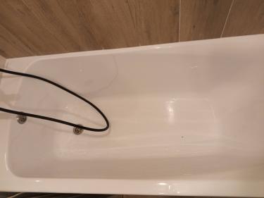 Установлена новая ванна, подключены водопроводные трубы, проверена герметичность соединений, закреплены крепления, выполнена отделка стыков, проверена работа слива, проведена уборка.