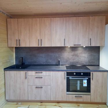 Установлены шкафы, закреплена столешница, подключена варочная панель и раковина. Смонтированы фасады, ручки и фурнитура. Проведены финальные отделочные работы и проверка функциональности.