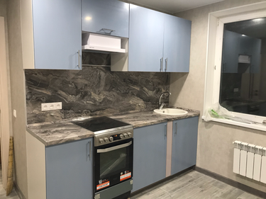 Установлены шкафы, закреплены фасады, смонтирована столешница, подключена мойка, встроена плита, установлены розетки, выполнена отделка стен, завершена сборка кухни.