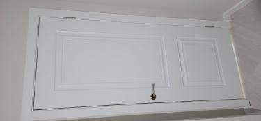 Установлена белая дверь с ручкой и петлями. Проведены работы по монтажу коробки, навешиванию створки, регулировке фурнитуры, обеспечено плотное прилегание, аккуратная отделка проема.