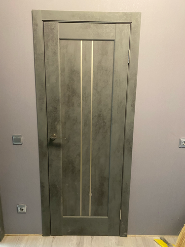 Установлена новая одностворчатая дверь с петлями, ручкой и замком. Проведена регулировка для плавного закрывания. Коробка закреплена, наличники смонтированы, зазоры устранены.