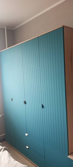 Собран шкаф с дверцами и ящиками, установлены ручки, выровнены панели, закреплены все элементы, обеспечена устойчивость конструкции, проверена функциональность механизмов.