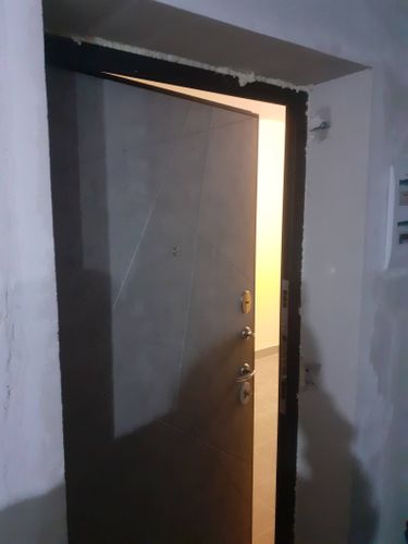 Изображение демонстрирует завершённую установку двери: конструкция закреплена, проём обработан, уплотнители установлены, замки и ручки на месте, обеспечена функциональность и герметичность.