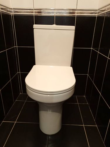 Установлено сантехническое оборудование, подключено к водопроводу, закреплено на полу, проверена герметичность соединений, произведена регулировка бачка, проведено тестирование работоспособности.