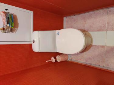 Изображение показывает завершенный процесс снятия сантехнического прибора. Все крепления удалены, коммуникации отсоединены, место подготовлено для дальнейших действий.