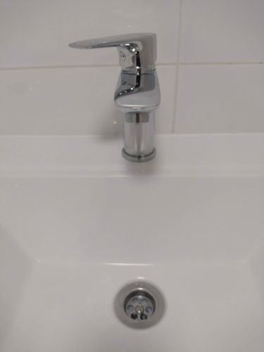 Установлен новый кухонный кран, подключены водопроводные шланги, проверена герметичность соединений, устранены протечки, обеспечена стабильная подача воды, обновлен внешний вид мойки.