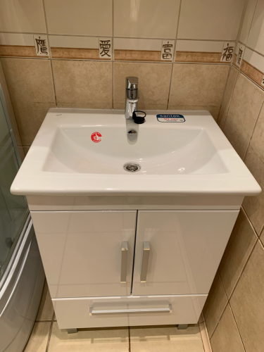 Изображение демонстрирует отремонтированную сливную систему. Устранены протечки, заменены изношенные детали, восстановлена герметичность, обеспечена корректная работа механизма.